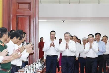 苏林总书记和与会代表。（图片来源：越通社）