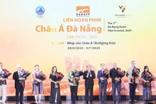 向2025年第三届岘港亚洲电影节的评委会送鲜花。（图片来源：VGP）