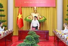 国家主席梁强与兴安省委常委会、太平省委常委会举行工作会议。