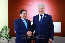 越南政府总理范明正会见吉尔吉斯斯坦总理阿德尔别克·卡西马利耶夫。（图片来源：越通社）
