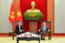 越共中央总书记苏林会见高通集团全球事务总裁亚历克斯·罗杰斯。