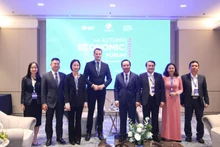 胡志明市人民委员会主席阮文得会见了世界经济论坛执⾏董事、⾸席技术官马思远（Stephan Mergenthaler）。（图片来源：越通社）