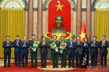 越南国家主席梁强颁发总政治局主任任命决定和大将与上将军衔晋升决定【组图】