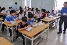 庆和省超过720所学校洪灾后迎接学生返校。（图片来源：VOV）