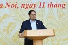 政府总理范明正在会上发表讲话。