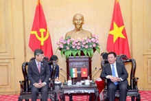 胡志明国家政治学院院长阮春胜会见印度共和国驻越特命全权大使采林·W·谢尔巴。（范强 摄）
