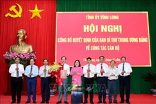 陈志光同志（左四）调任永隆省委副书记。（图片来源：越通社）