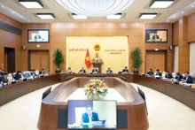 国会主席陈青敏主持会议。（图片来源：越南国会）