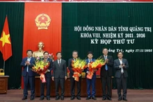 向黎鸿荣同志、黎文保同志和陈峰同志赠送鲜花。（图片来源：VGP）