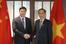 越南外交部长黎怀忠与中国广西壮族自治区政府主席韦韬。（图片来源：越通社）