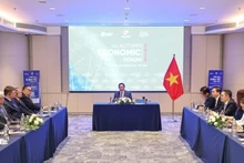 越南政府总理范明正与国际金融企业举行工作会谈。（图片来源：VGP）