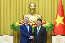 越南国家主席梁强会见俄罗斯卡卢加州州长弗拉迪斯拉夫·沙什帕。（水原 摄）