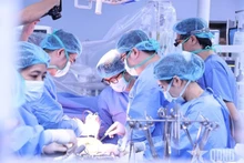 108号中央军医院的医生正在手术。（图片来源：人民军队报）