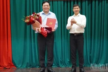 范成乂同志（左）当选同塔省人民委员会主席。