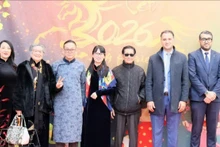 范杜日光（右三）先生参加在越南驻阿尔及利亚大使馆举行的2026年“家乡之春”活动。（图片来源：越通社）