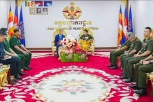 3月25日，阮明羽大使在柬埔寨皇家军总司令部向冯披森大将及全体官兵转达了新年祝福。（图片来源：越通社）