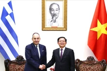 越南政府副总理胡国勇会见希腊议会第一副议长普拉基奥塔基斯。（图片来源：VGP）