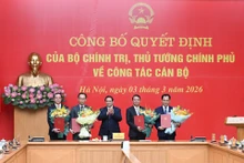 政府总理范明正向4位部委和部级机关领导颁发调动和任命决定书【组图】