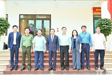 越共中央政治局委员、中央书记处书记、中央宣教与民运部部长郑文决和宣光省领导合影。（图片来源：人民军队报）