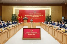 政府总理范明正向4位部委和机关领导颁发调动和任命决定书。