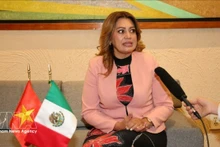 墨西哥劳动党议员、众议院福利委员会主席、墨越友好议员小组主席安娜·卡琳娜·罗霍·皮门特尔接受越通社驻墨西哥记者采访。（图片来源：越通社）