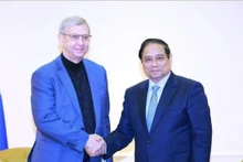 越南政府总理范明正和AFK Sistema集团董事长弗拉基米尔·彼得罗维奇·叶夫图申科夫。（图片来源：越通社）