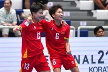 越南女子五人制足球队庆祝战胜印度尼西亚队。（图片来源：泰国足协）