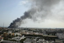 2026年2月28日伊朗导弹击中美第五舰队总部后烟雾升起。（图片来源：越通社）