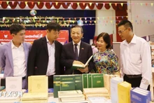 越南驻老挝大使阮明心参观设在第六届国际图书节的越南展位。（图片来源：越通社）