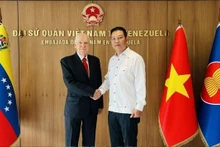 委内瑞拉—越南友谊屋主席卡洛路斯·威莫尔(Carolus Wimmer)博士日前与越南驻委内瑞拉大使武忠美。（图片来源：越通社）
