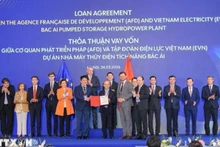 越南电力集团（EVN）与法国合作伙伴之间的北爱抽水蓄能电站两项贷款协议交换仪式。（图片来源：越通社）