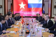 越南政府总理范明正走访了扎鲁别日石油公司（Zarubezhneft），同该公司领导人举行工作会谈。（图片来源：VGP）