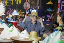 外国游客对越南手工艺品十分感兴趣。（图片来源：越通社）