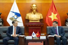 越南工贸部代理部长黎孟雄3月2日与欧亚经济委员会执行委员会主席巴基特詹•萨金塔耶夫举行工作会谈。（图片来源：工贸部）