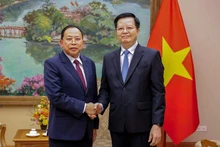 政府副总理梅文正会见柬埔寨礼仪与宗教部大臣蔡博林。（图片来源：越通社）