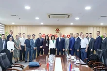 双方代表合影。（图片来源：越通社）