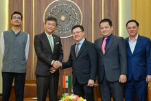 黎国明总编辑与哲灵·W·夏尔巴大使亲切握手。（宝龙 摄）