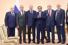 范明正总理和俄罗斯友人合影。（图片来源：VGP）