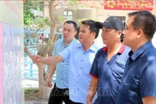 卡纳乡，连日来全民盛会的氛围因彩旗飘扬而热闹起来，与宣传广播的欢快声音交织在一起，气氛相当热烈。（图片来源：越通社）