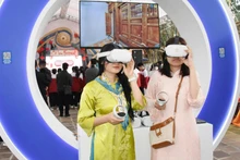 在东英乡古螺（Cổ Loa）庙会现场，“数字遗产与数字传统庙会”空间开展了多项活动：包括360度3D虚拟现实探索、3D全息投影（Hologram）以及利用增强现实（AR）技术重现古螺庙会盛况等。