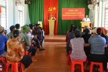 嘉莱省边境乡的干部向民众介绍选举相关信息。（图片来源：越通社）