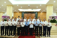 越共中央政治局与永隆省委常委会和太原省委常委会举行工作会议【组图】