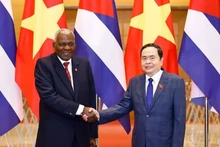 越南国会主席陈青敏与古巴全国人民政权代表大会主席、国务委员会主席埃斯特万·拉索·埃尔南德斯。（图片来源：越通社）