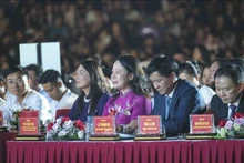 越南国家副主席武氏映春出席2025年奠边西北精华狂欢节开幕式。(图片来源:劳动报)
