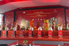 各位代表按钮，正式破土动工Laguna Heyner宿舍项目。