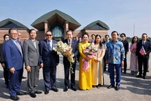 马来西亚国会上议院议长阿旺比米（Dato Awang Bemee Awang Ali Basah）欢送国会主席陈青敏携夫人。（图片来源：越通社）