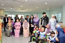 国会主席陈青敏夫人阮氏青娥同马来西亚下议院议长夫人普安丝丽·拿督诺莱尼·莫哈末（Puan Sri Datin Noraini Mohd）一起参观了普马塔库尼亚（Permata Kurnia）中心。