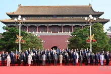出席世界人民反法西斯战争胜利80周年纪念大会的各位代表合影。（图片来源：越通社）