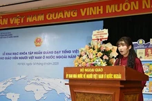 来自俄罗斯的越南侨胞学员在开班仪式上发表讲话。（图片来源：越南外交部海外越南人国家委员会）