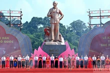 越共中央总书记苏林出席“胡伯伯在新潮”纪念雕像落成典礼【组图】